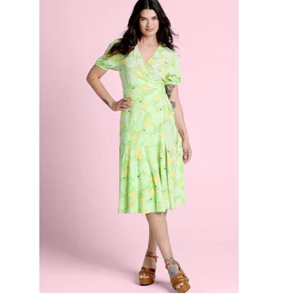 Modcloth Green Dandelion Ladybug Critter Wrap Midi Dress Size 2 - Picture 8 of 9